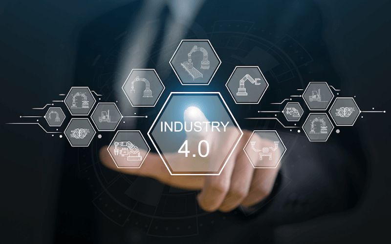 Die Silhouette eines Mannes zeigt aus dem Bild heraus auf eine sechseckige Kachel mit der Aufschrift "INDUSTRY 4.0"