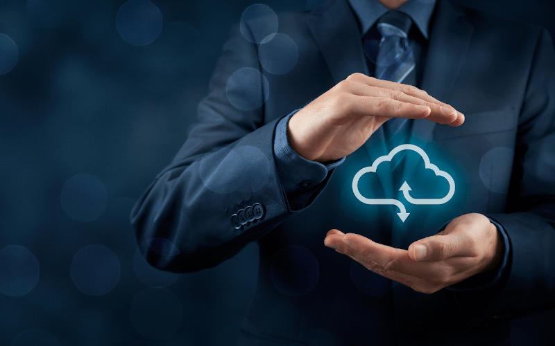 Mann hält ein Cloud-Icon in seinen Händen