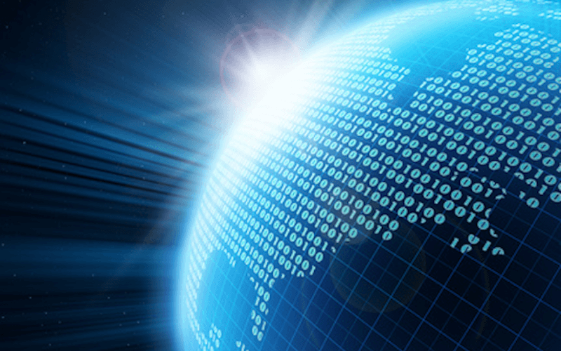 digitale Weltkugel bei der die Kontinente stilisiert in Bits und Bites dargestellt werden