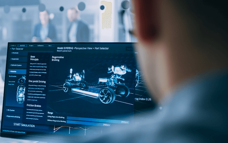 1 Konstrukteur sitzt vor einem Rechner, auf welchem er ein 3D CAD Modell abgebildet sieht