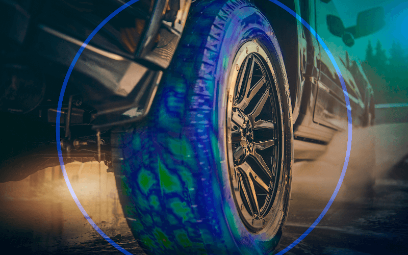 Ausschnitt eines Autos, bei dem ein Reifen FEM-analytisch hervorgehoben wird