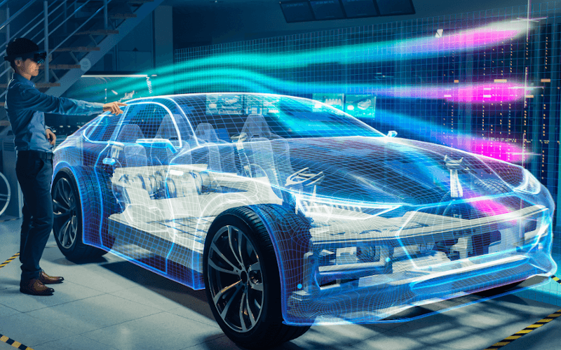 1 Mann steht vor einem virtuell dargestellten Auto und schaut sich die darübergleitenden Windströmungslinien durch eine VR-Brille an