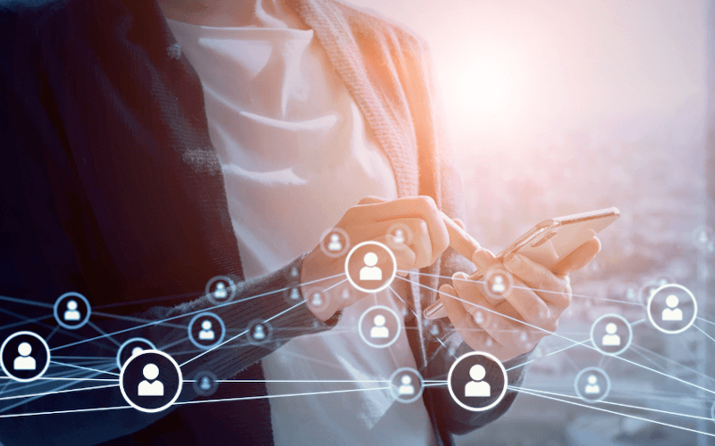 1 Frau hält ein Handy in ihrer Hand, während sie mit der anderen darauf tippt